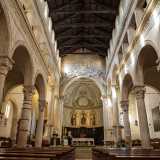 Varcata la soglia veniamo immersi in un grande ambiente riccamente decorato. Due file di quattro colonne corinzie, con capitelli finemente scolpiti, si rincorrono dividendo la chiesa in tre navate...